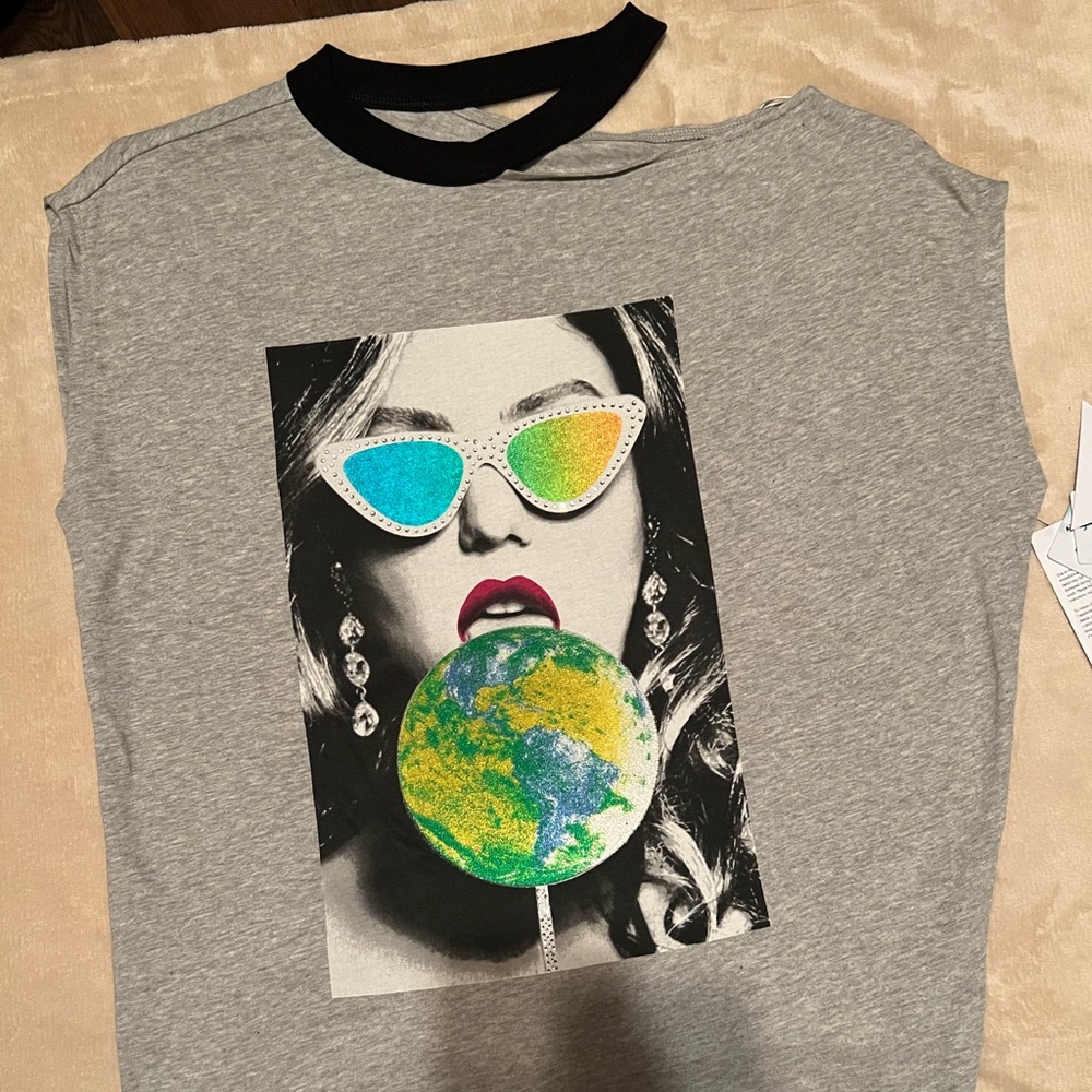 Guess Earth Pop Tee NWT